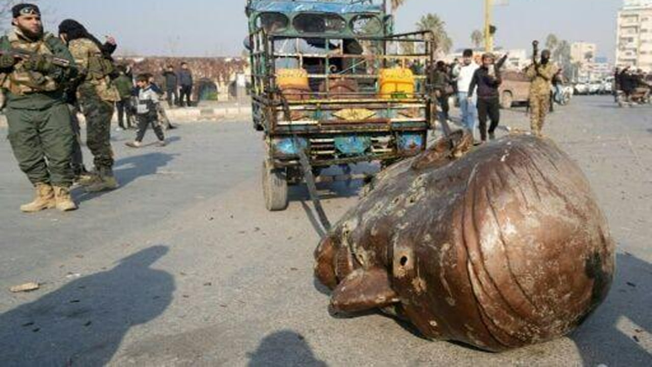 Bashar al-Assad's father's statue was demolished by the crowd in Syria